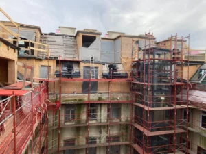 dachgeschossausbau-wien-baustelle-geruest-skyline-bau-04